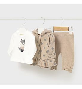 Mayoral 2608/14 Комплект 3ед. Куртка с капюшоном/джемпер/брюки Енот (бежевый в горошину/белый) Mayoral 2608/14 Комплект 3ед. Куртка с капюшоном/джемпер/брюки Енот (бежевый в горошину/белый)